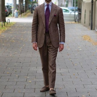 Comment porter une cravate pourpre à 30 ans: Associe un costume marron avec une cravate pourpre pour un look classique et élégant. Tu veux y aller doucement avec les chaussures? Termine ce look avec une paire de slippers en daim marron pour la journée.