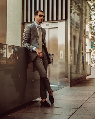 Comment porter une cravate beige à 30 ans: Choisis un costume marron foncé et une cravate beige pour une silhouette classique et raffinée. Une paire de slippers en cuir marron foncé apportera un joli contraste avec le reste du look.