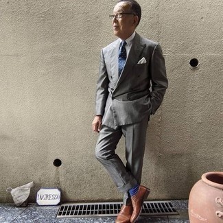 Comment porter des slippers après 60 ans: Pense à harmoniser un costume gris avec une chemise de ville blanche pour dégager classe et sophistication. Une paire de slippers apportera un joli contraste avec le reste du look.