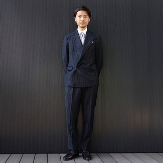 Comment porter une cravate grise: Essaie de marier un costume à rayures verticales bleu marine avec une cravate grise pour une silhouette classique et raffinée. D'une humeur audacieuse? Complète ta tenue avec une paire de slippers en cuir à franges noirs.