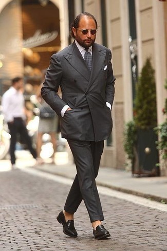 Comment porter une cravate grise après 40 ans: Porte un costume gris foncé et une cravate grise pour une silhouette classique et raffinée. Tu veux y aller doucement avec les chaussures? Assortis cette tenue avec une paire de slippers en cuir noirs pour la journée.