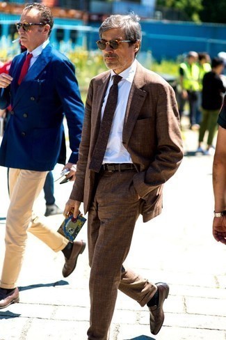 Comment porter une cravate en tricot marron foncé: Choisis un costume marron et une cravate en tricot marron foncé pour dégager classe et sophistication. Pourquoi ne pas ajouter une paire de slippers en cuir marron foncé à l'ensemble pour une allure plus décontractée?