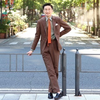 Comment porter une cravate en tricot orange: Associe un costume marron avec une cravate en tricot orange pour une silhouette classique et raffinée. Décoince cette tenue avec une paire de slippers en cuir bleu marine.