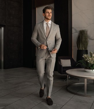 Comment porter une cravate beige en été: Pense à marier un costume gris avec une cravate beige pour un look pointu et élégant. Jouez la carte décontractée pour les chaussures et choisis une paire de slippers en daim marron foncé. Ce look est un très bon exemple du look bien estival.