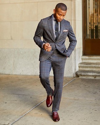 Comment porter une cravate gris foncé: Pense à opter pour un costume écossais gris foncé et une cravate gris foncé pour un look classique et élégant. Jouez la carte décontractée pour les chaussures et choisis une paire de slippers en cuir bordeaux.