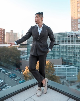 Comment porter un costume gris foncé à 30 ans: Harmonise un costume gris foncé avec une chemise de ville blanche pour un look pointu et élégant. Une paire de slippers en daim beiges apportera un joli contraste avec le reste du look.