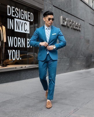 Comment porter une cravate à rayures horizontales bleu clair: Harmonise un costume turquoise avec une cravate à rayures horizontales bleu clair pour un look classique et élégant. D'une humeur créatrice? Assortis ta tenue avec une paire de slippers en daim marron.