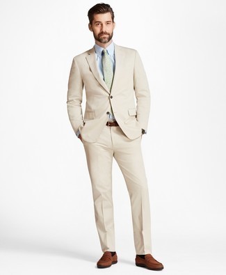 Comment porter une cravate verte: Opte pour un costume beige avec une cravate verte pour dégager classe et sophistication. Si tu veux éviter un look trop formel, choisis une paire de slippers en daim marron.