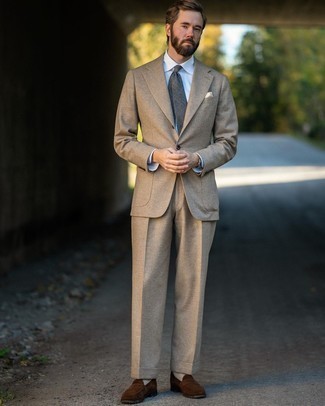 Comment porter une cravate écossaise grise: Harmonise un costume marron clair avec une cravate écossaise grise pour un look classique et élégant. Tu veux y aller doucement avec les chaussures? Complète cet ensemble avec une paire de slippers en daim marron pour la journée.
