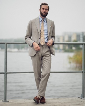 Comment porter une cravate imprimée cachemire beige à 30 ans: Choisis un costume beige et une cravate imprimée cachemire beige pour dégager classe et sophistication. Tu veux y aller doucement avec les chaussures? Opte pour une paire de slippers en daim marron pour la journée.