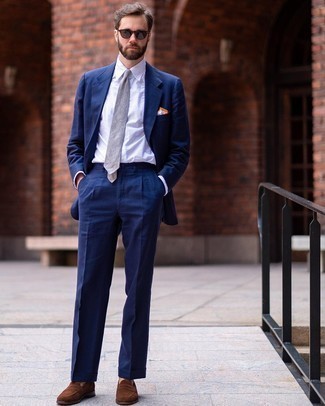 Comment porter une cravate grise: Harmonise un costume bleu marine avec une cravate grise pour un look pointu et élégant. Jouez la carte décontractée pour les chaussures et choisis une paire de slippers en daim marron.