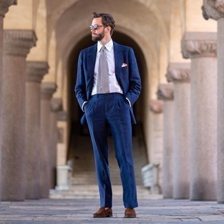 Comment porter une cravate grise: Pense à marier un costume bleu marine avec une cravate grise pour un look classique et élégant. Décoince cette tenue avec une paire de slippers en daim marron.