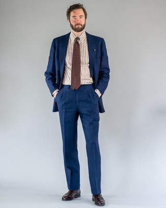 Comment porter une cravate imprimée marron: Associer un costume bleu marine et une cravate imprimée marron créera un look pointu et élégant. Tu veux y aller doucement avec les chaussures? Assortis cette tenue avec une paire de slippers en cuir marron foncé pour la journée.