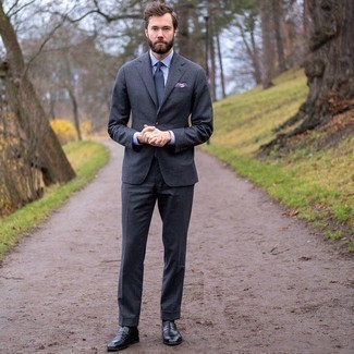 Comment porter une cravate gris foncé: Harmonise un costume gris foncé avec une cravate gris foncé pour un look classique et élégant. Jouez la carte décontractée pour les chaussures et assortis cette tenue avec une paire de slippers en cuir noirs.