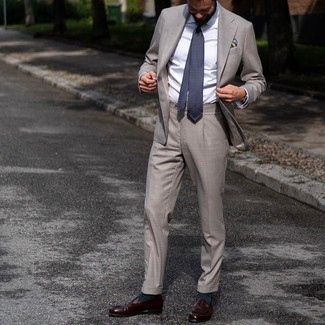 Comment porter une cravate géométrique bleu marine: Pense à associer un costume gris avec une cravate géométrique bleu marine pour une silhouette classique et raffinée. Pourquoi ne pas ajouter une paire de slippers en cuir marron foncé à l'ensemble pour une allure plus décontractée?