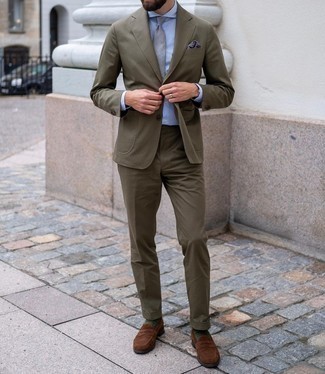 Comment porter une cravate grise: Pense à associer un costume olive avec une cravate grise pour une silhouette classique et raffinée. D'une humeur audacieuse? Complète ta tenue avec une paire de slippers en daim marron.