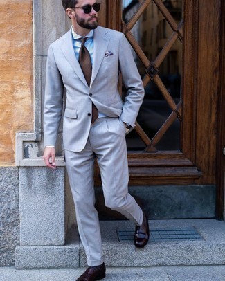 Comment porter une cravate imprimée marron pour un style elégantes en été à 30 ans: Essaie d'associer un costume gris avec une cravate imprimée marron pour dégager classe et sophistication. Si tu veux éviter un look trop formel, choisis une paire de slippers en cuir marron foncé. Un look génial, il va t’inspirer en ce début d'été.