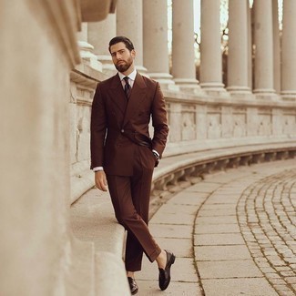 Comment porter une cravate marron à 30 ans: Essaie d'associer un costume marron avec une cravate marron pour une silhouette classique et raffinée. Pourquoi ne pas ajouter une paire de slippers en cuir marron foncé à l'ensemble pour une allure plus décontractée?