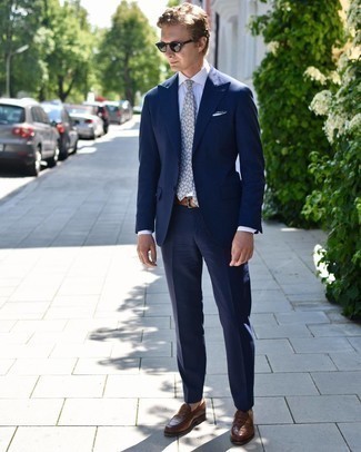 Comment porter une cravate à fleurs grise: Essaie d'associer un costume bleu marine avec une cravate à fleurs grise pour un look pointu et élégant. Jouez la carte décontractée pour les chaussures et termine ce look avec une paire de slippers en cuir marron.