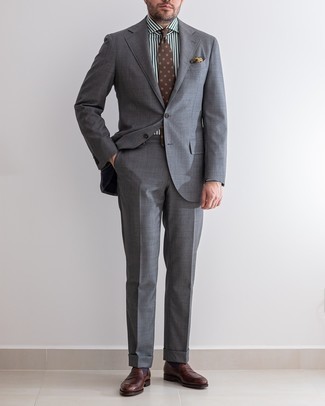Comment porter une cravate marron foncé pour un style elégantes quand il fait chaud: Pense à marier un costume gris avec une cravate marron foncé pour un look pointu et élégant. Tu veux y aller doucement avec les chaussures? Choisis une paire de slippers en cuir marron foncé pour la journée.