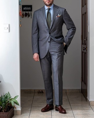 Comment porter une cravate á pois vert foncé pour un style elégantes: Harmonise un costume gris avec une cravate á pois vert foncé pour un look classique et élégant. Si tu veux éviter un look trop formel, complète cet ensemble avec une paire de slippers en cuir marron foncé.