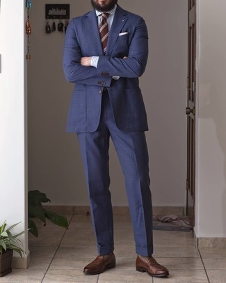 Comment porter une cravate à rayures horizontales marron: Choisis un costume écossais bleu marine et une cravate à rayures horizontales marron pour un look pointu et élégant. Une paire de slippers en cuir marron apporte une touche de décontraction à l'ensemble.