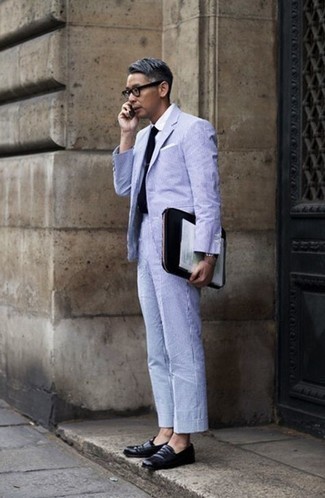Comment porter un costume à rayures verticales bleu clair: Associe un costume à rayures verticales bleu clair avec une chemise de ville blanche pour un look pointu et élégant. Pour les chaussures, fais un choix décontracté avec une paire de slippers en cuir noirs.
