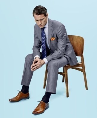 Comment porter une cravate imprimée cachemire bleue: Essaie d'associer un costume gris avec une cravate imprimée cachemire bleue pour un look classique et élégant. Si tu veux éviter un look trop formel, assortis cette tenue avec une paire de slippers en cuir marron.
