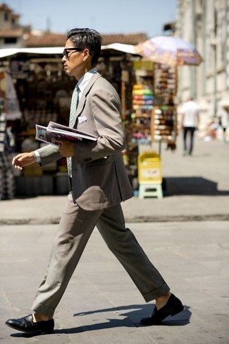 Comment porter une cravate imprimée multicolore: Harmonise un costume marron avec une cravate imprimée multicolore pour un look pointu et élégant. Si tu veux éviter un look trop formel, complète cet ensemble avec une paire de slippers en cuir noirs.