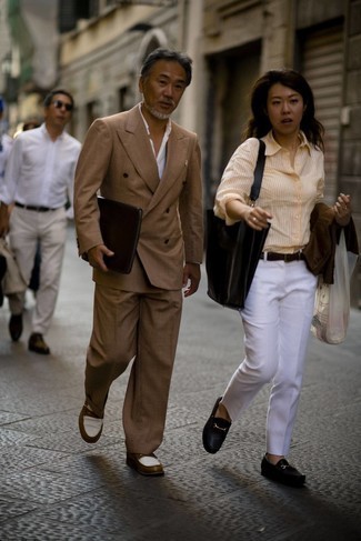 Comment porter un costume beige: Associe un costume beige avec une chemise de ville blanche pour dégager classe et sophistication. Tu veux y aller doucement avec les chaussures? Opte pour une paire de slippers en cuir blanc et marron pour la journée.