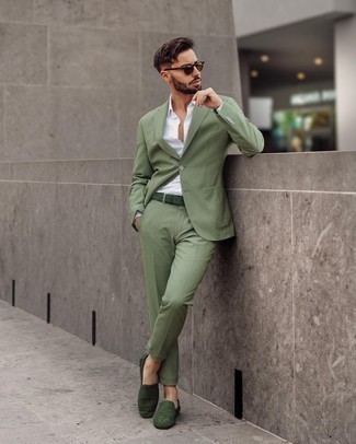 Comment porter un costume vert menthe: Harmonise un costume vert menthe avec une chemise de ville blanche pour dégager classe et sophistication. Jouez la carte décontractée pour les chaussures et fais d'une paire de slippers en toile vert foncé ton choix de souliers.