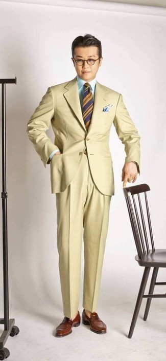Tenue: Costume beige, Chemise de ville bleu clair, Slippers en cuir marron, Cravate à rayures horizontales violette