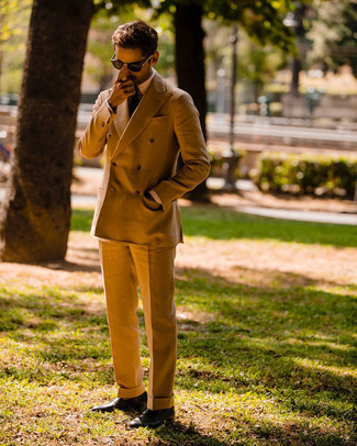 Comment porter des slippers en cuir marron foncé: Choisis un costume tabac et une chemise de ville à rayures verticales beige pour un look classique et élégant. Complète ce look avec une paire de slippers en cuir marron foncé.