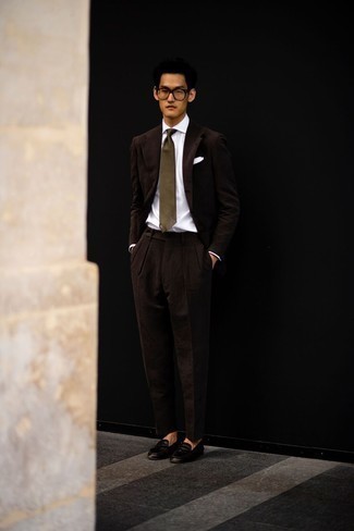 Comment porter une cravate marron: Choisis un costume marron foncé et une cravate marron pour un look classique et élégant. D'une humeur audacieuse? Complète ta tenue avec une paire de slippers en cuir marron foncé.