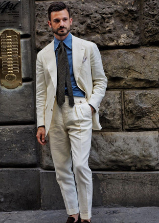 Comment porter une cravate écossaise grise: Pense à marier un costume blanc avec une cravate écossaise grise pour dégager classe et sophistication. Mélange les styles en portant une paire de slippers en daim marron foncé.