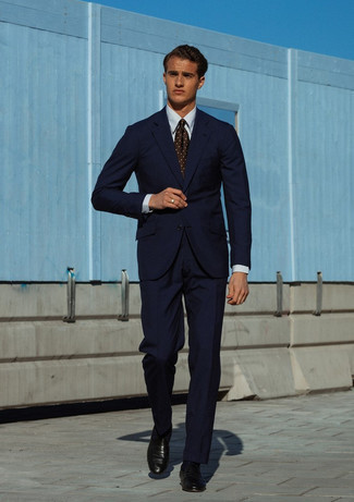 Comment porter une cravate á pois marron: Fais l'expérience d'un style classique avec un costume bleu marine et une cravate á pois marron. Tu veux y aller doucement avec les chaussures? Opte pour une paire de slippers en cuir noirs pour la journée.
