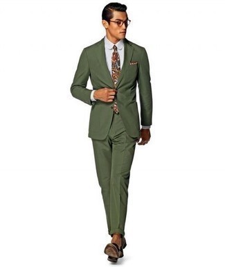 Tenue: Costume olive, Chemise de ville blanche, Slippers en cuir marron foncé, Cravate imprimée cachemire multicolore