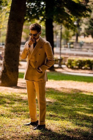 Un costume à porter avec une chemise de ville beige à 30 ans: Choisis un costume et une chemise de ville beige pour un look classique et élégant. Mélange les styles en portant une paire de slippers en cuir marron foncé.