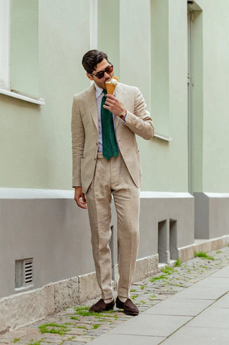 Comment porter une cravate vert foncé: Harmonise un costume marron clair avec une cravate vert foncé pour un look classique et élégant. Si tu veux éviter un look trop formel, complète cet ensemble avec une paire de slippers en daim marron foncé.