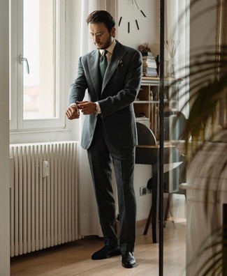 Comment porter un costume gris foncé à 30 ans: Pense à marier un costume gris foncé avec une chemise de ville à rayures verticales jaune pour un look classique et élégant. Une paire de slippers en cuir noirs est une option astucieux pour complèter cette tenue.