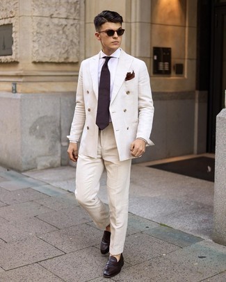 Comment porter des slippers en cuir marron avec un costume blanc: Pense à opter pour un costume blanc et une chemise de ville blanche pour un look classique et élégant. Tu veux y aller doucement avec les chaussures? Choisis une paire de slippers en cuir marron pour la journée.