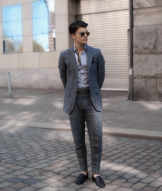 Comment porter une chemise de ville grise: Associe une chemise de ville grise avec un costume à carreaux gris foncé pour un look classique et élégant. Cet ensemble est parfait avec une paire de slippers en cuir noirs.