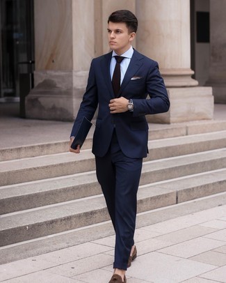 Comment porter une cravate marron foncé: Choisis un costume bleu marine et une cravate marron foncé pour un look pointu et élégant. Pourquoi ne pas ajouter une paire de slippers en daim marron foncé à l'ensemble pour une allure plus décontractée?