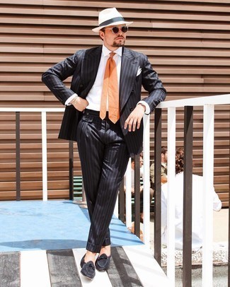 Comment porter une cravate orange: Pense à marier un costume à rayures verticales noir avec une cravate orange pour un look classique et élégant. Si tu veux éviter un look trop formel, choisis une paire de slippers en daim noirs.