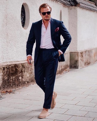 Comment porter des slippers en daim marron clair: Opte pour un costume bleu marine avec une chemise de ville rose pour une silhouette classique et raffinée. Une paire de slippers en daim marron clair apportera un joli contraste avec le reste du look.