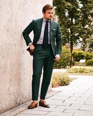 Comment porter des slippers en cuir à franges marron: Harmonise un costume vert foncé avec une chemise de ville à carreaux violet clair pour un look pointu et élégant. Termine ce look avec une paire de slippers en cuir à franges marron.