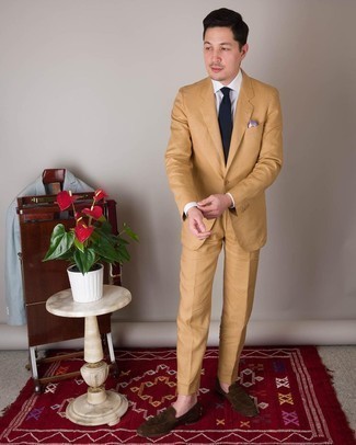 Comment porter un costume doré: Harmonise un costume doré avec une chemise de ville blanche pour un look pointu et élégant. Jouez la carte décontractée pour les chaussures et complète cet ensemble avec une paire de slippers en daim marron foncé.