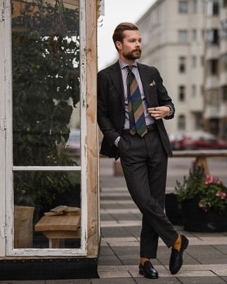 Comment porter une cravate à rayures horizontales multicolore: Pense à harmoniser un costume gris foncé avec une cravate à rayures horizontales multicolore pour un look classique et élégant. D'une humeur créatrice? Assortis ta tenue avec une paire de slippers en cuir noirs.