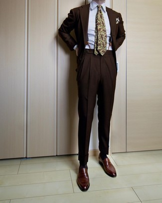 Comment porter une cravate imprimée cachemire moutarde: Essaie d'associer un costume marron foncé avec une cravate imprimée cachemire moutarde pour une silhouette classique et raffinée. Tu veux y aller doucement avec les chaussures? Assortis cette tenue avec une paire de slippers en cuir marron foncé pour la journée.