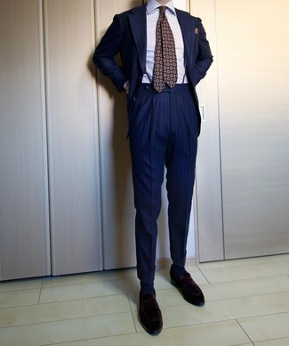 Comment porter une cravate imprimée marron foncé: Opte pour un costume à rayures verticales bleu marine avec une cravate imprimée marron foncé pour dégager classe et sophistication. Décoince cette tenue avec une paire de slippers en velours marron foncé.